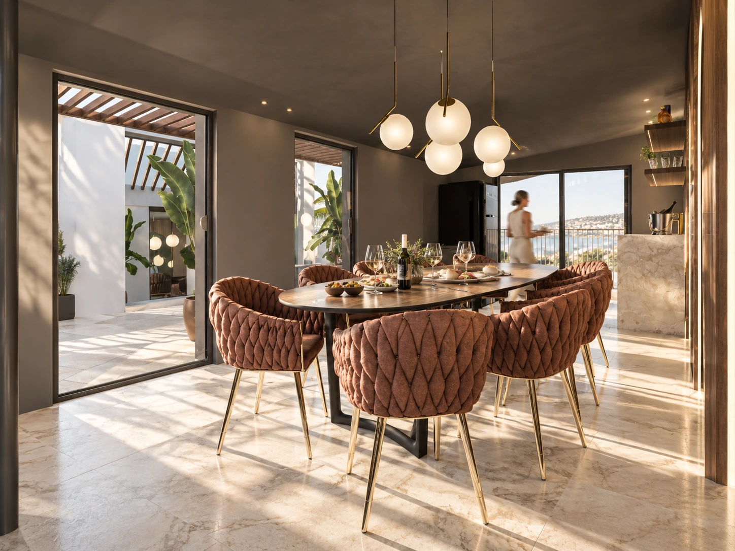 Sala de refeições com cadeiras em tons terracota e ligação ao exterior