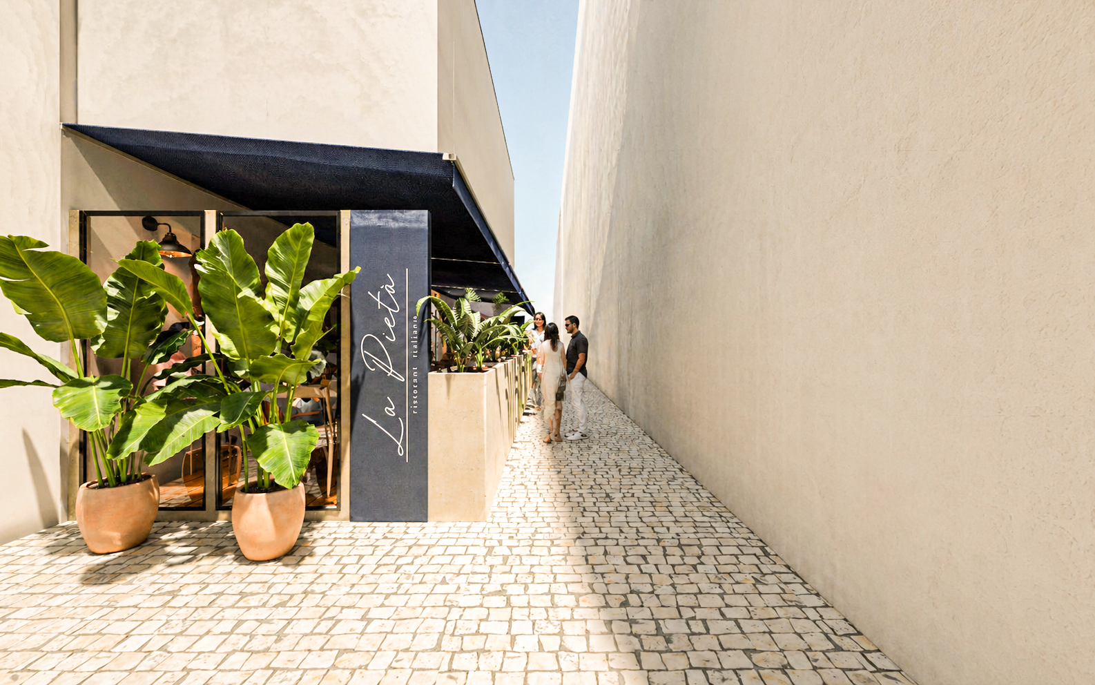 Acesso exterior com vegetação e toldo escuro